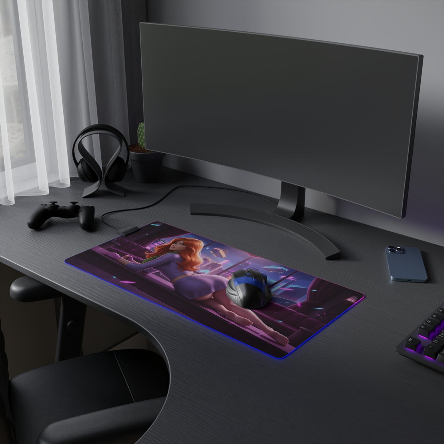 Daphne Blake RGB Mouse Pad – Mystery Theme LED Desk Mat, Gamer Setup showcasing heroine artwork, RGB edge lighting, extended desk mat on gaming setup